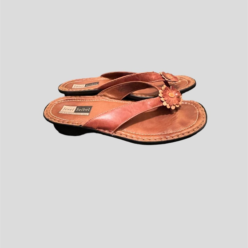 Josej Seibel size 7 tan slippers
